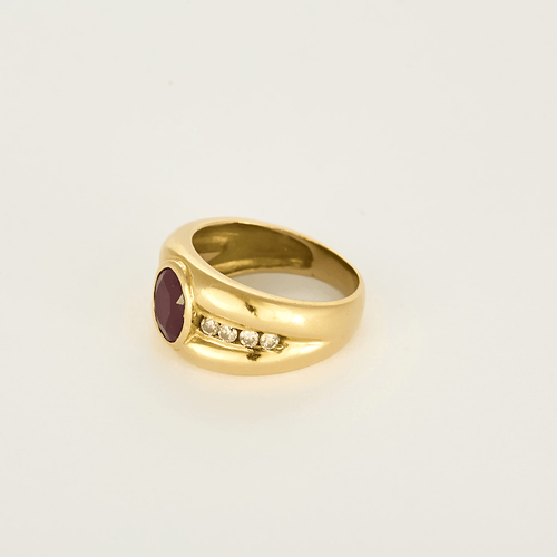Ring aus 18k Gelbgold mit Rubin