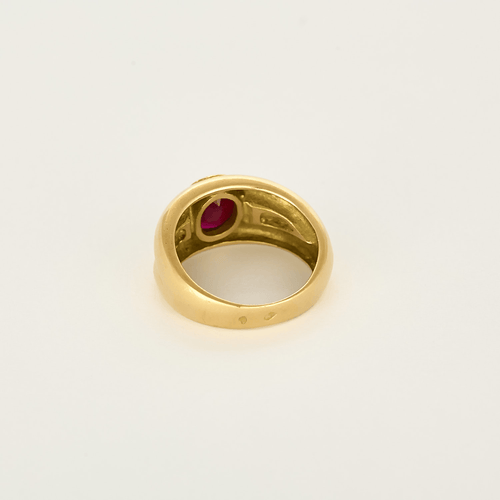 Ring aus 18k Gelbgold mit Rubin