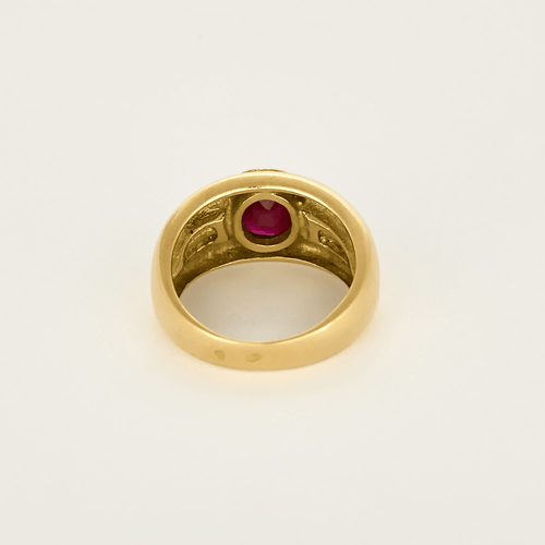 Ring aus 18k Gelbgold mit Rubin