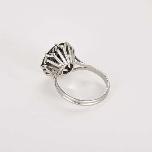 Augis Ring i 18k hvitt gull med rubin og diamant