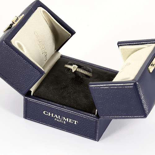 Chaumet -Strălucirea Eternității  - Inel din Platină, diamant pară de aproximativ 0,18 carate.