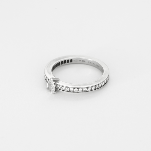 Chaumet -Strălucirea Eternității  - Inel din Platină, diamant pară de aproximativ 0,18 carate.
