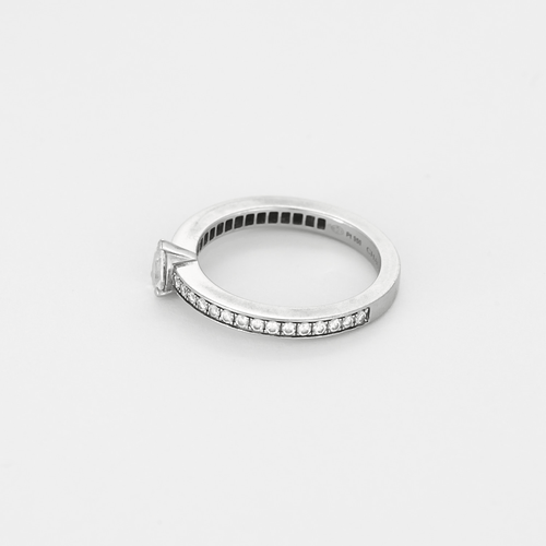 Chaumet -Strălucirea Eternității  - Inel din Platină, diamant pară de aproximativ 0,18 carate.