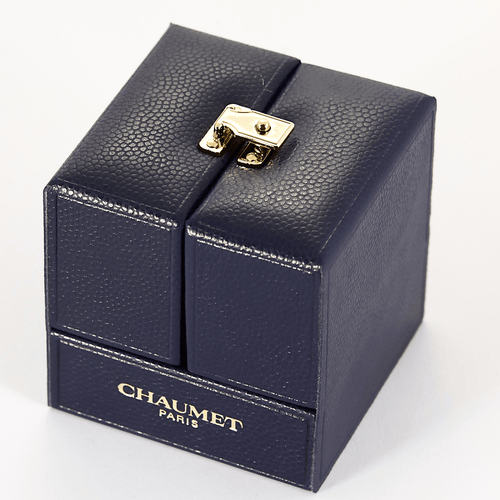 Chaumet -Strălucirea Eternității  - Inel din Platină, diamant pară de aproximativ 0,18 carate.