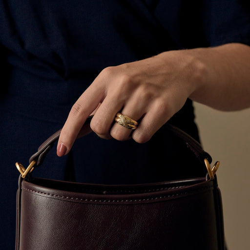 CHAUMET - Liens - Anel tipo pulseira rígida em ouro amarelo e diamantes