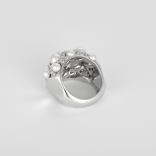 Chanel - 巴洛克 - 白金圆顶戒指，钻石：0.80克拉，珍珠