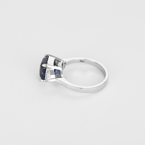 Elegant white gold ring, unheated Ceylon sapphire: 4.99 carats and diamonds: 0.20 carats