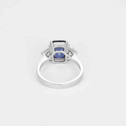 Elegant white gold ring, unheated Ceylon sapphire: 4.99 carats and diamonds: 0.20 carats