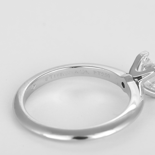 Tiffany & Co - Élégant Solitaire en platine et diamant 58 Facettes DV31768-1