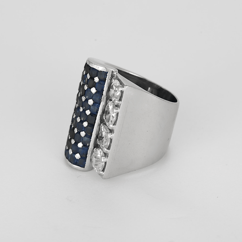 Sculpturale Bague Art Déco en platine, diamants 2 cts et saphirs.
