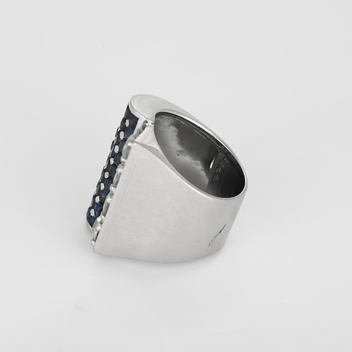 Sculpturale Bague Art Déco en platine, diamants 2 cts et saphirs.