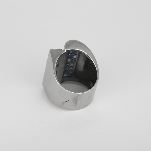 Sculpturale Bague Art Déco en platine, diamants 2 cts et saphirs.