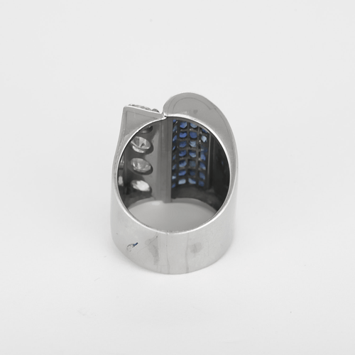Sculpturale Bague Art Déco en platine, diamants 2 cts et saphirs.
