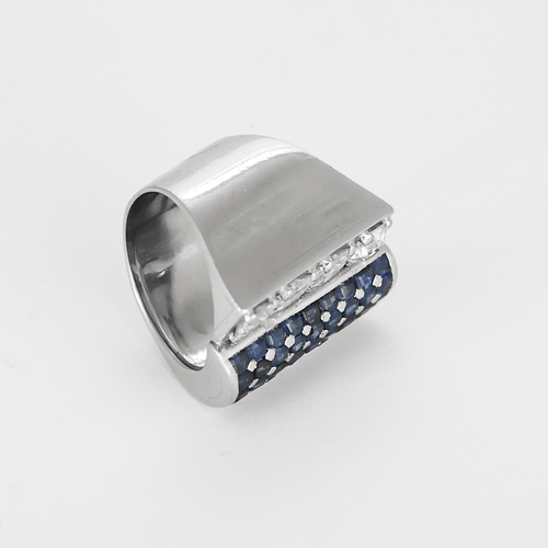 Sculpturale Bague Art Déco en platine, diamants 2 cts et saphirs.