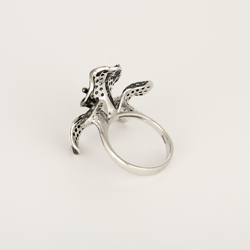 Inel elegant din aur alb de 18K (750 miimi) cu motiv de orhidee, safire și diamante
