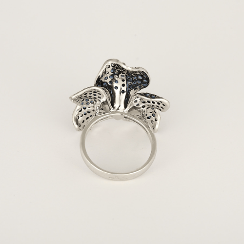 Inel elegant din aur alb de 18K (750 miimi) cu motiv de orhidee, safire și diamante