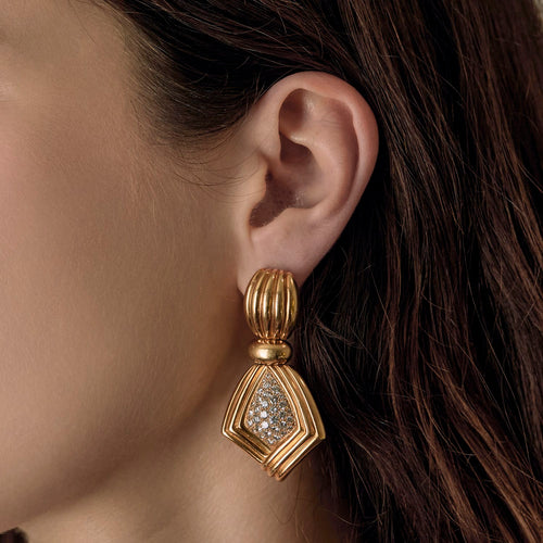 BOUCHERON - Rares Pendants d'oreilles en or jaune 18k et diamants. Vintage. Années 1980.