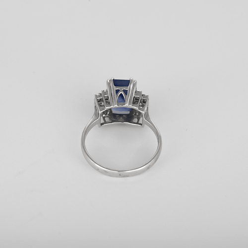 White gold ring, diamonds: 0.20 carat, sapphire: 3.71 carats, unheated Ceylon