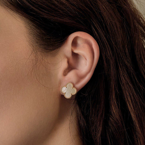 Van Cleef & Arpels Boucles d'oreilles Vintage Alhambra en Or jaune 18k nacre blanche