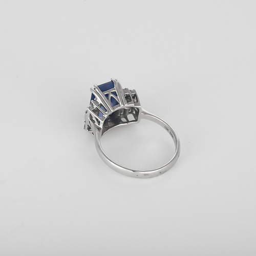 53 Bague en or blanc, diamants : 0,20 carat, saphir : 3,71 carats, Ceylan non chauffé 58 Facettes DV32631-1