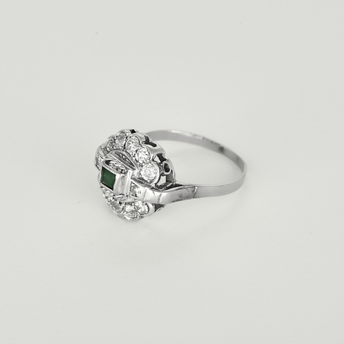 Elegantní prsten z bílého zlata, diamantů a smaragdu