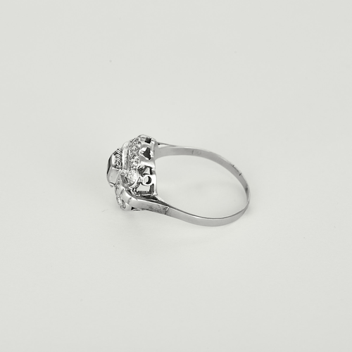 Elegantní prsten z bílého zlata, diamantů a smaragdu