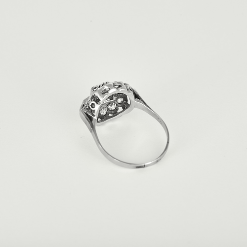 Elegantní prsten z bílého zlata, diamantů a smaragdu