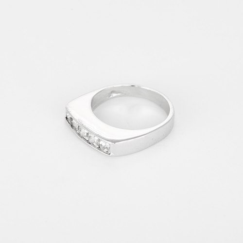White gold ring, and princess-cut diamonds: 0.50 carat