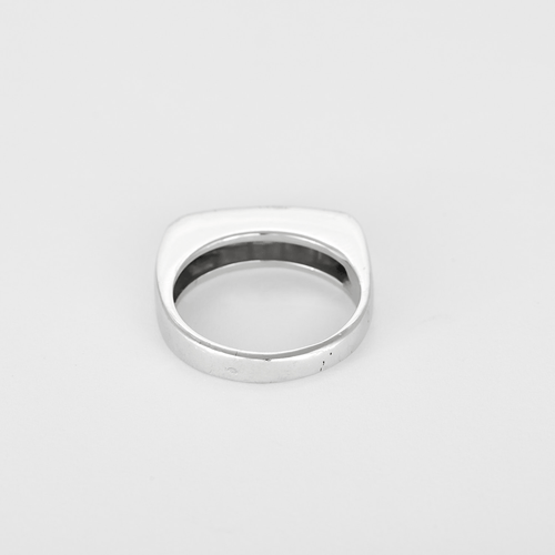 White gold ring, and princess-cut diamonds: 0.50 carat