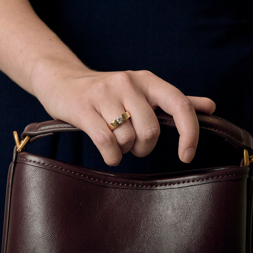 Elegant armring i gult guld og diamanter: 0,45 karat
