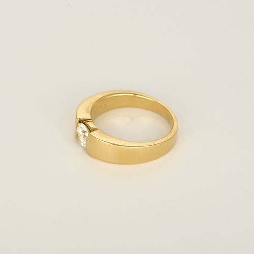 Elegant armring i gult guld og diamanter: 0,45 karat