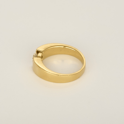 Elegant armring i gult guld og diamanter: 0,45 karat