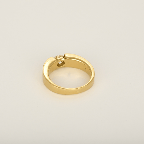 Elegant armring i gult guld og diamanter: 0,45 karat