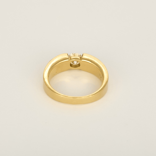 Elegant armring i gult guld og diamanter: 0,45 karat