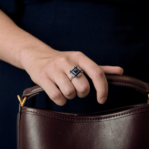 Elegant ring i Platin, syntetiske safirer og diamanter.