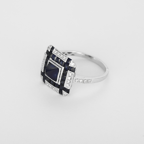 Elegant ring i Platin, syntetiske safirer og diamanter.