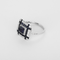 Elegant ring i Platin, syntetiske safirer og diamanter.
