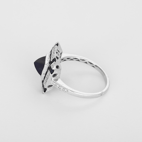 Elegant ring i Platin, syntetiske safirer og diamanter.