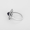 Elegant ring i Platin, syntetiske safirer og diamanter.