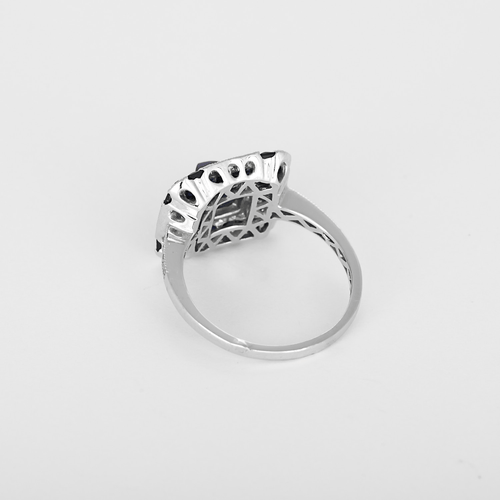 Elegant ring i Platin, syntetiske safirer og diamanter.