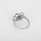 Elegant ring i Platin, syntetiske safirer og diamanter.