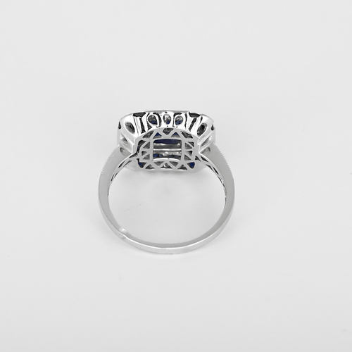 Elegant ring i Platin, syntetiske safirer og diamanter.