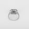 Elegant ring i Platin, syntetiske safirer og diamanter.