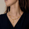 Halsband i gult guld med motiv av ciselerade rosor