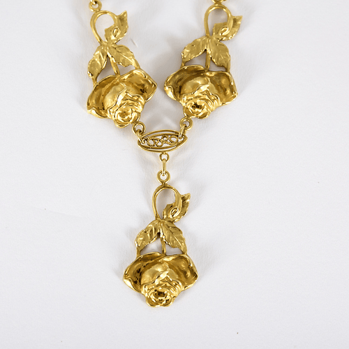 Halsband i gult guld med motiv av ciselerade rosor