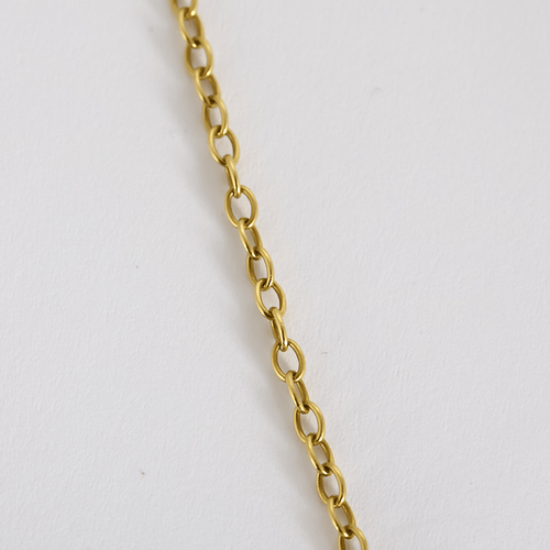 Halsband i gult guld med motiv av ciselerade rosor
