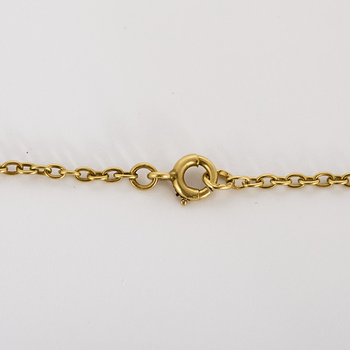 Halsband i gult guld med motiv av ciselerade rosor