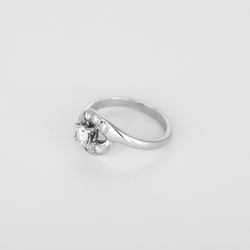 Volutenring aus Graugold und Diamanten