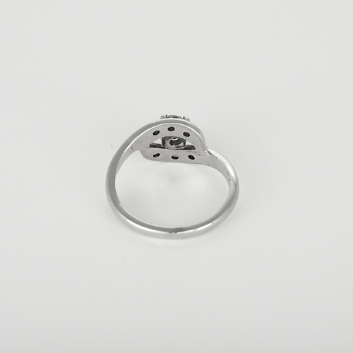 Volutenring aus Graugold und Diamanten