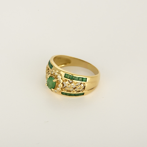 Anillo de oro amarillo de 18k Esmeralda